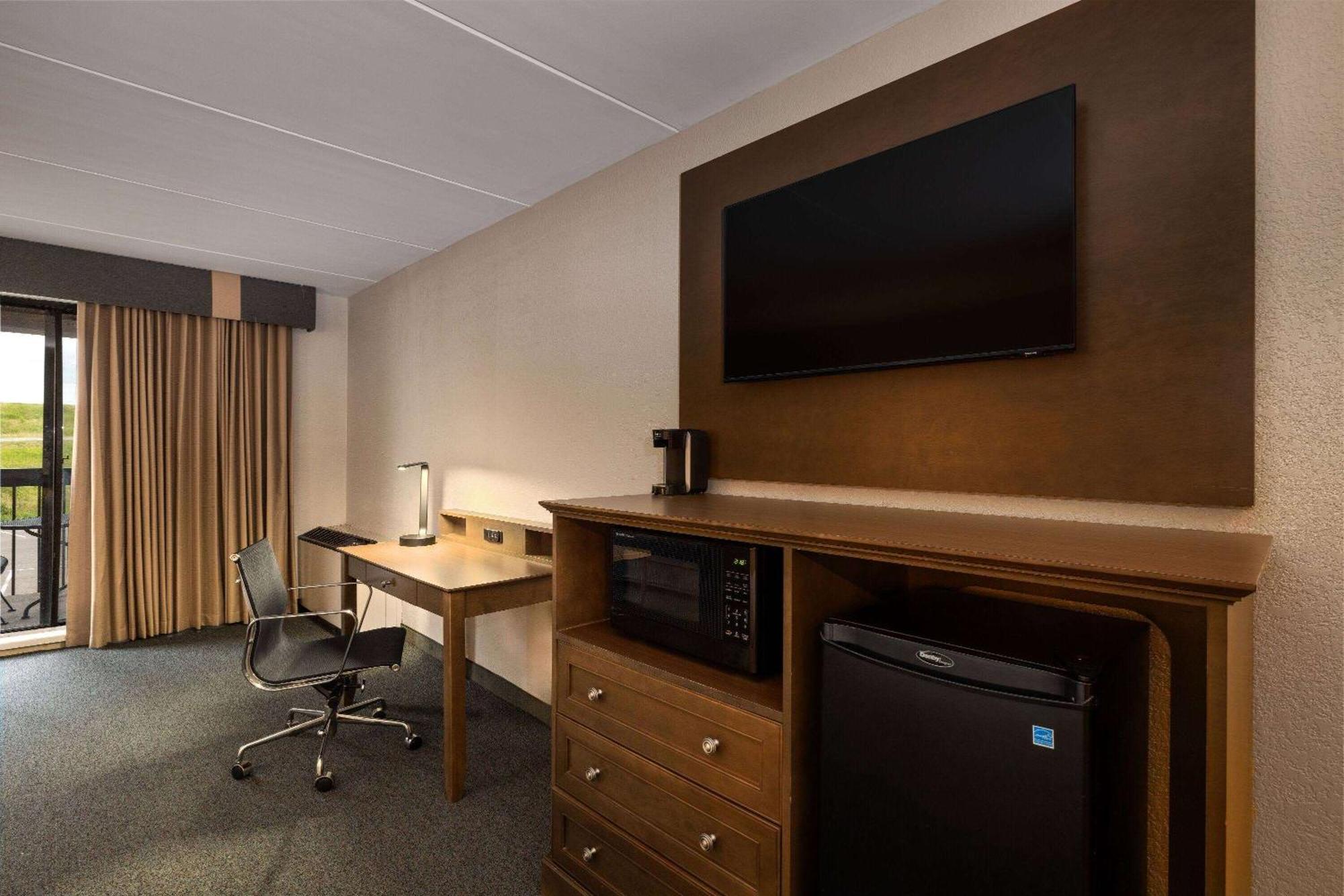 Baymont By Wyndham Shakopee Hotel Exterior photo
